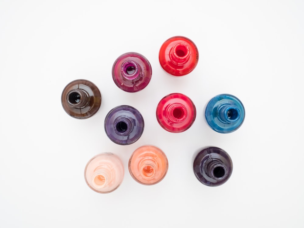 Huit gobelets ronds en plastique rose, bleu et orange