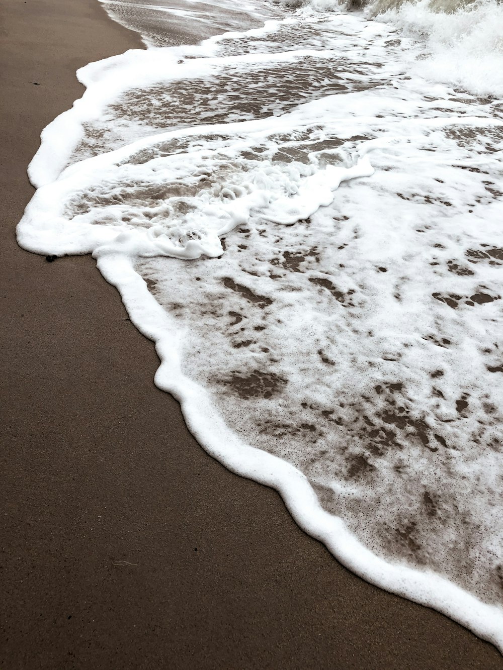 white and brown sea waves