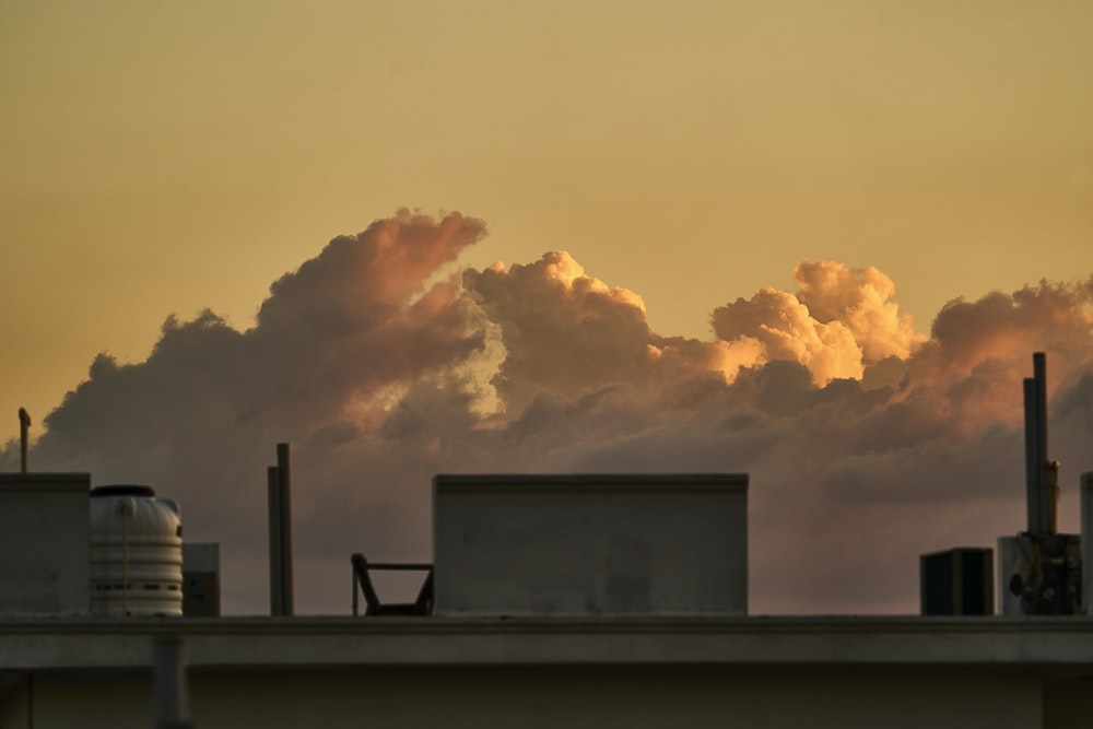 silhueta do edifício sob o céu nublado durante o dia