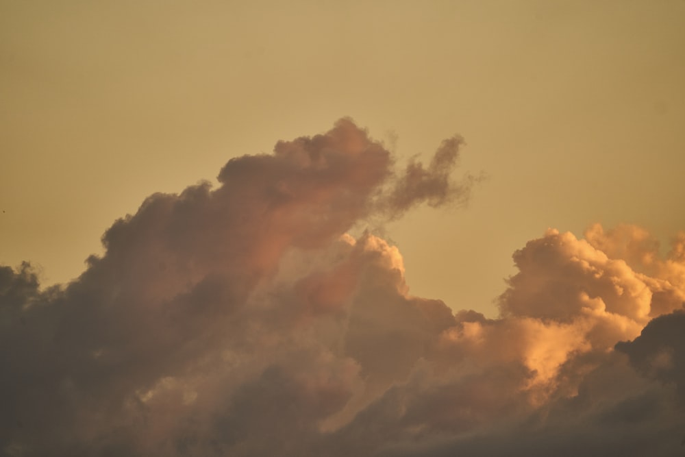 Weiße Wolken und blauer Himmel tagsüber