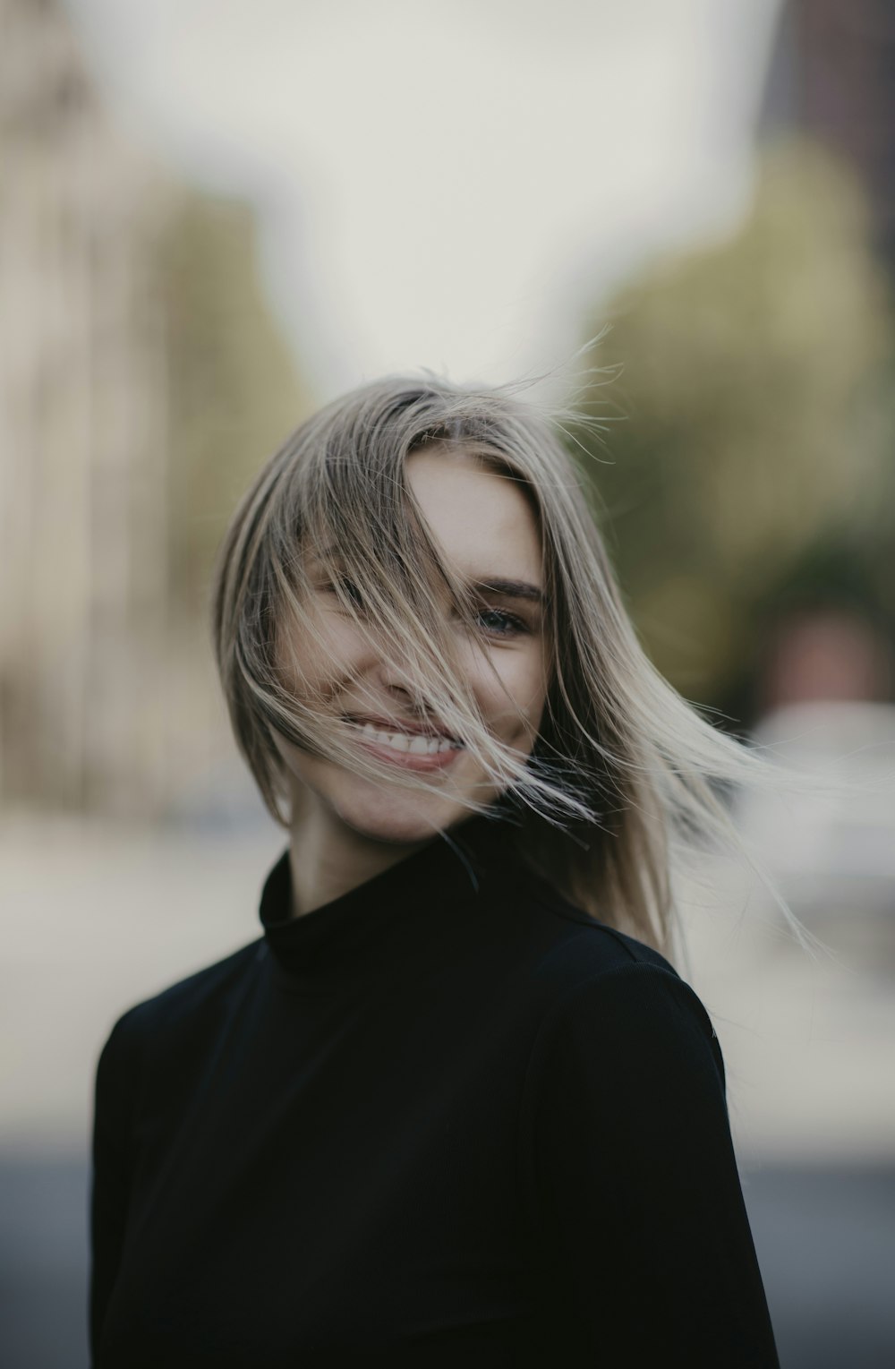 Mujer con camisa negra sonriendo