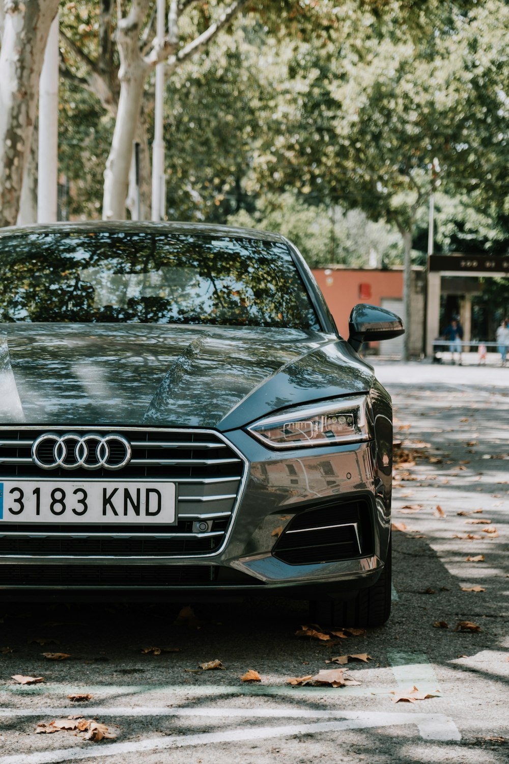 Audi A 4 nera su strada durante il giorno