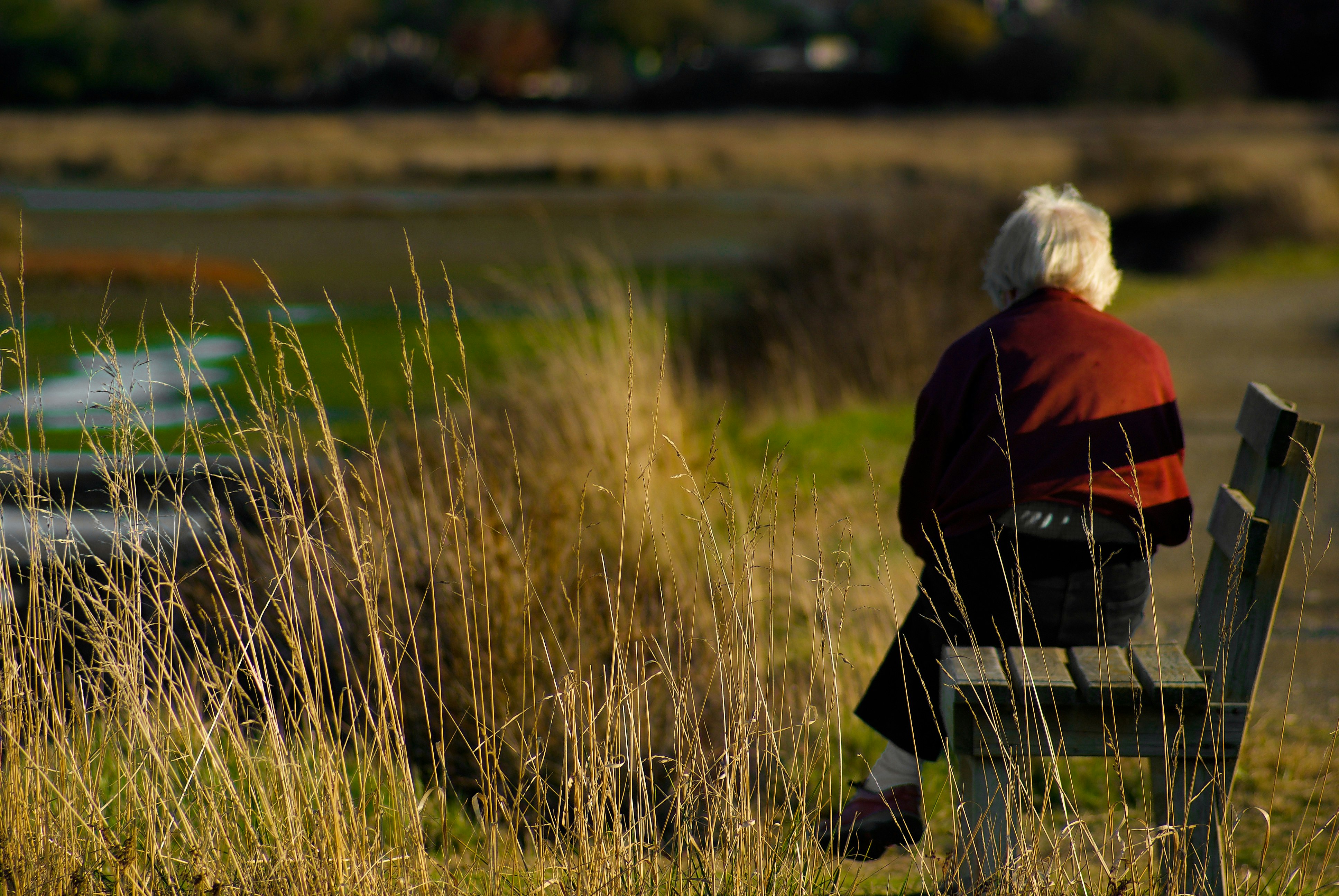 aidant familial en conversation apaisée avec un proche atteint de la maladie d'Alzheimer