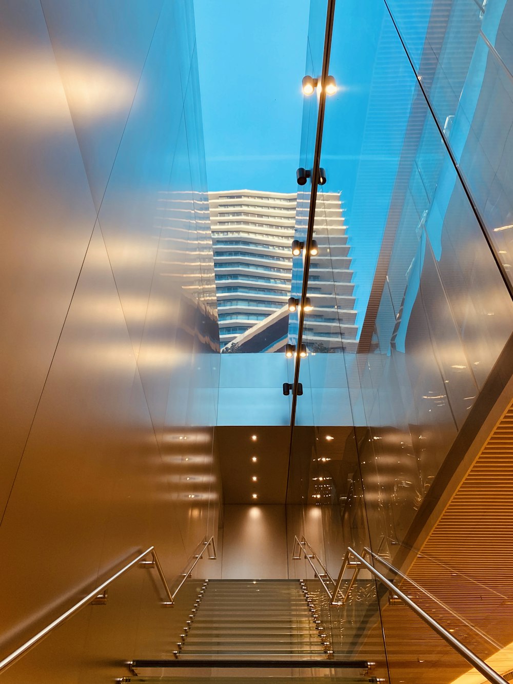 bâtiment blanc et bleu pendant la nuit