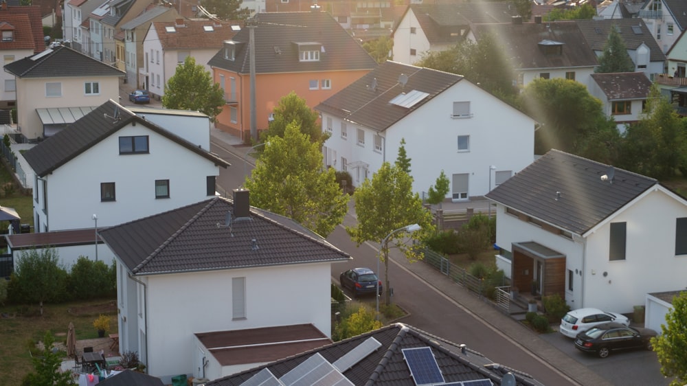 Luftaufnahme einer Wohngegend mit Sonnenkollektoren auf dem Dach