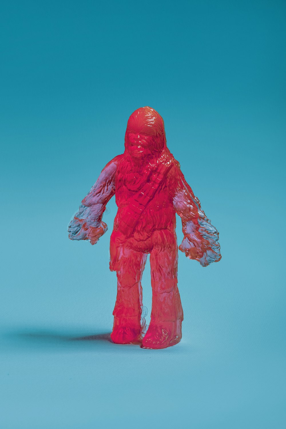 Estatua humana roja sobre fondo azul