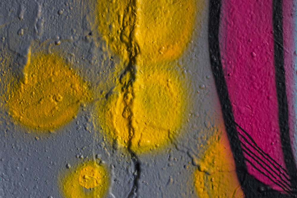 Mur peint en jaune et rose