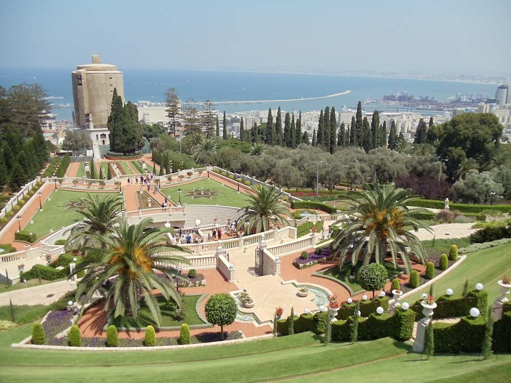 Blick auf einen Park mit Palmen und einem Turm im Hintergrund