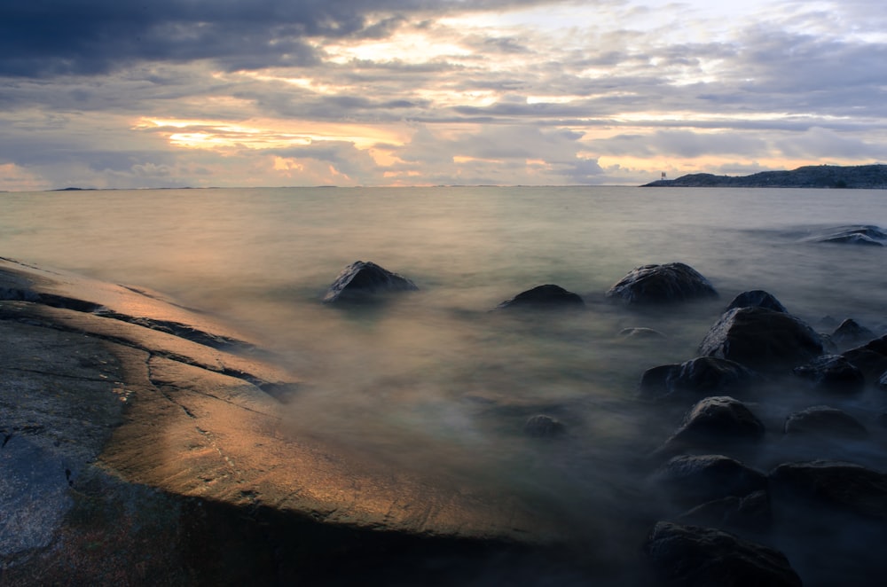 Les vagues de l’océan s’écrasent sur le rivage pendant la journée