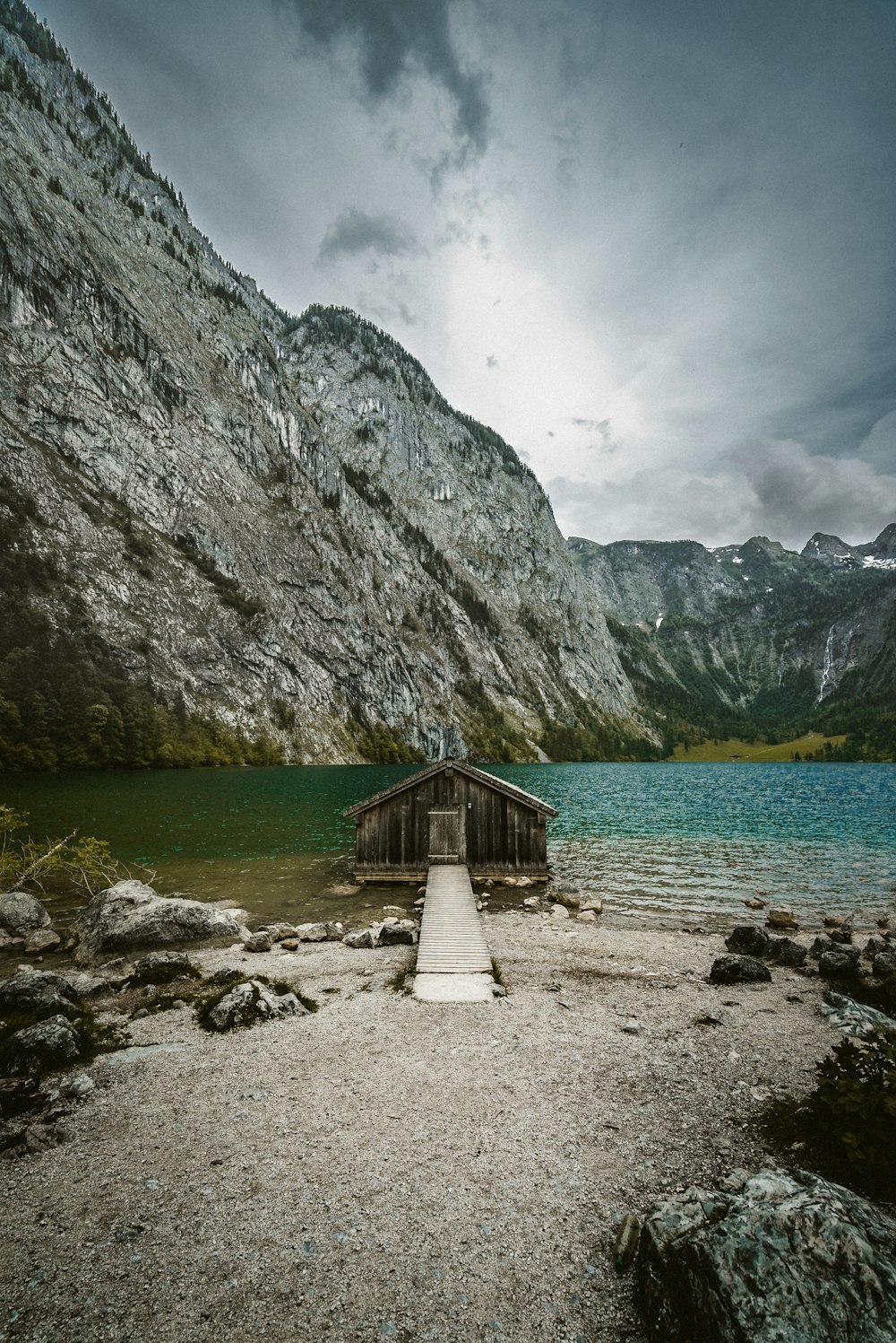 Braunes Holzhaus am Meer in der Nähe von Bergen tagsüber