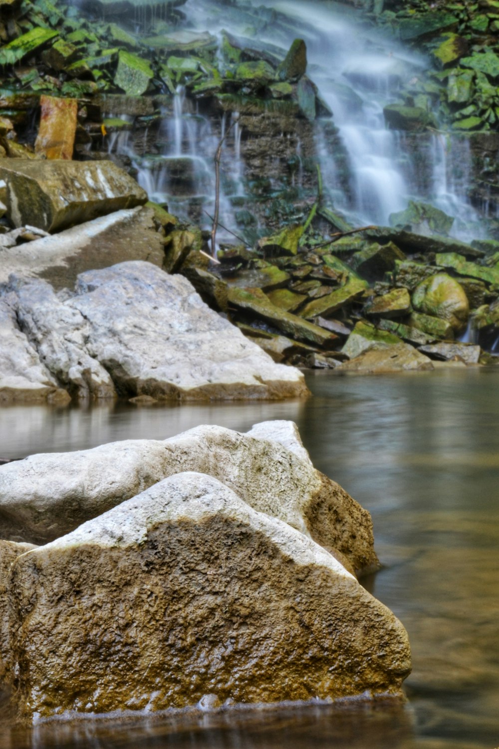 brown rocks near body of water