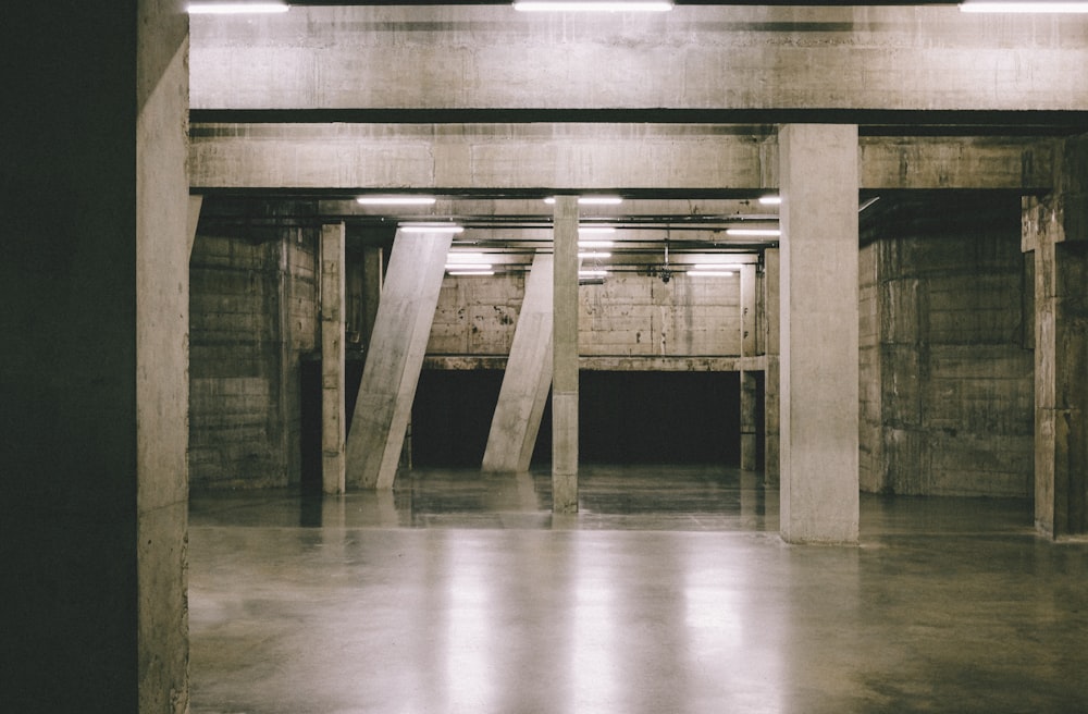 pavimento in legno marrone con pilastro in cemento bianco