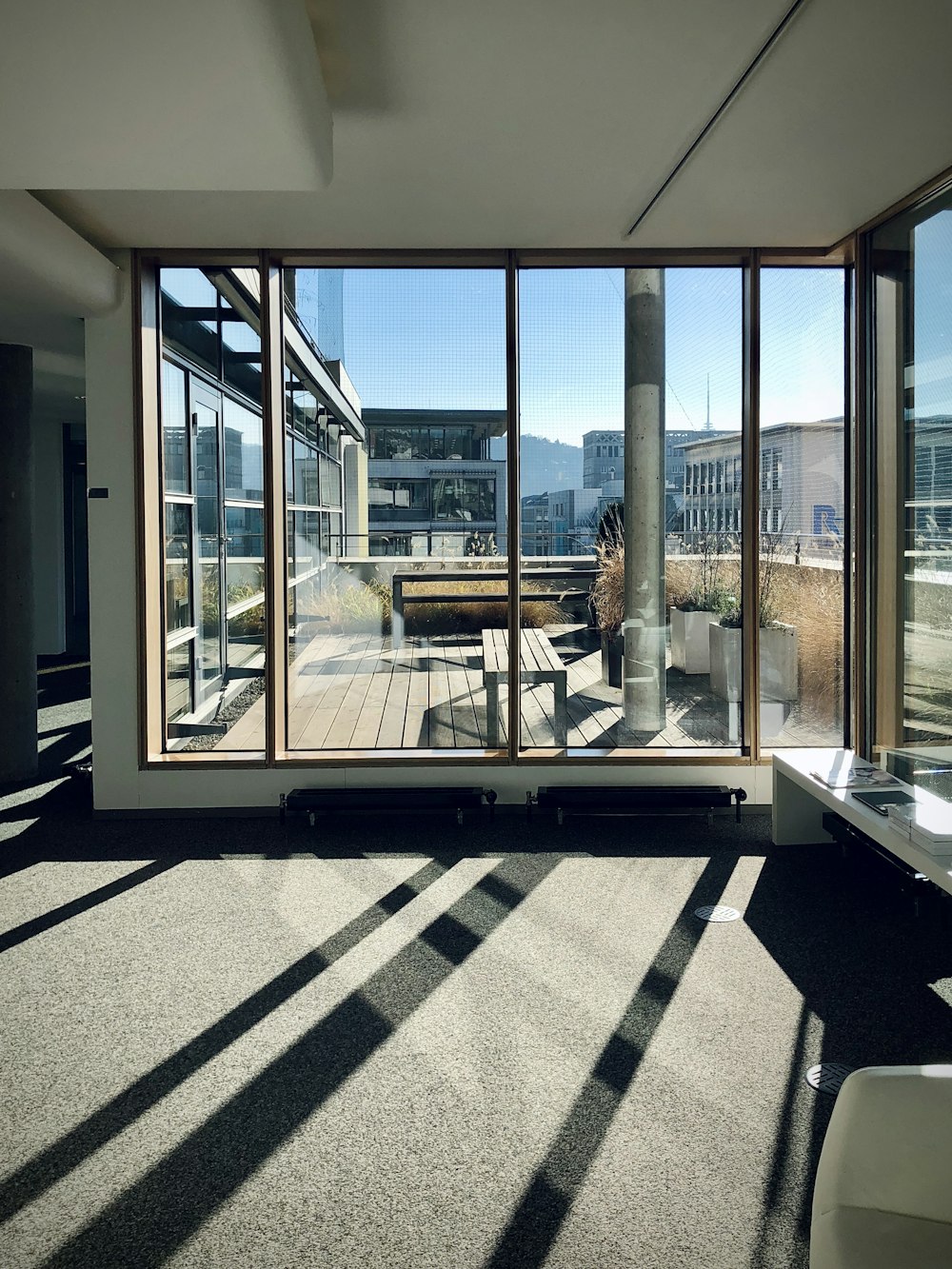 Fenêtre en verre encadrée en bois blanc et brun