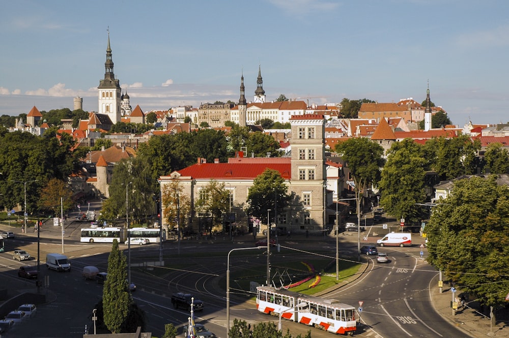 Autos auf der Straße in der Nähe von Gebäuden während des Tages