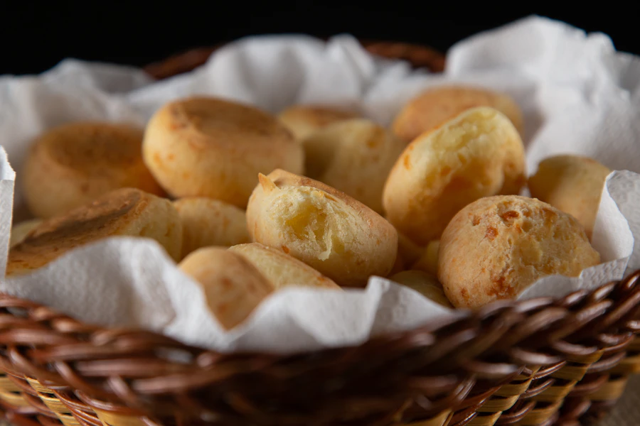 Cesta com pães de queijo dourados e crocantes