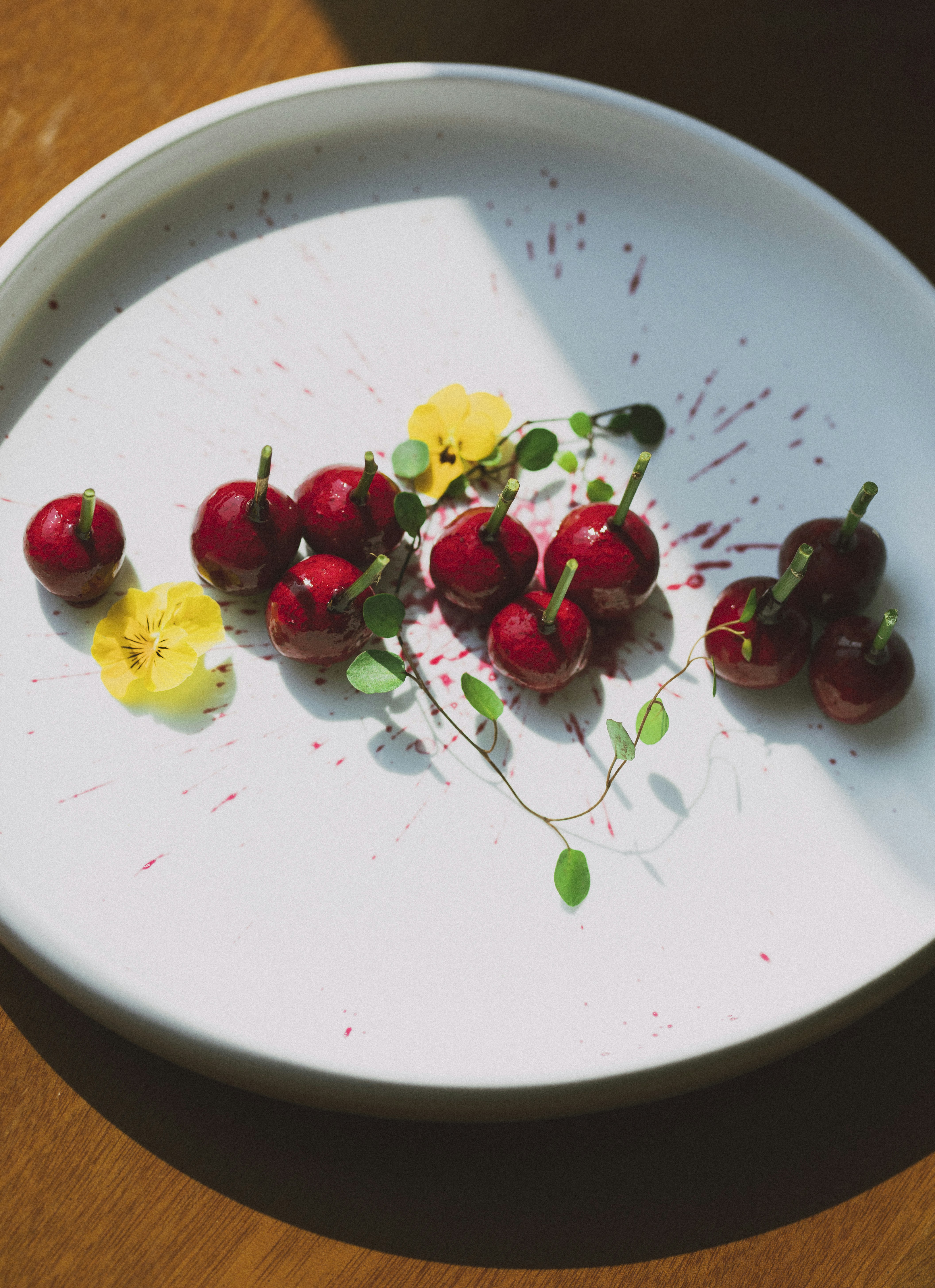 Fruits rouges et jaunes sur assiette en céramique blanche photo – Photo ...