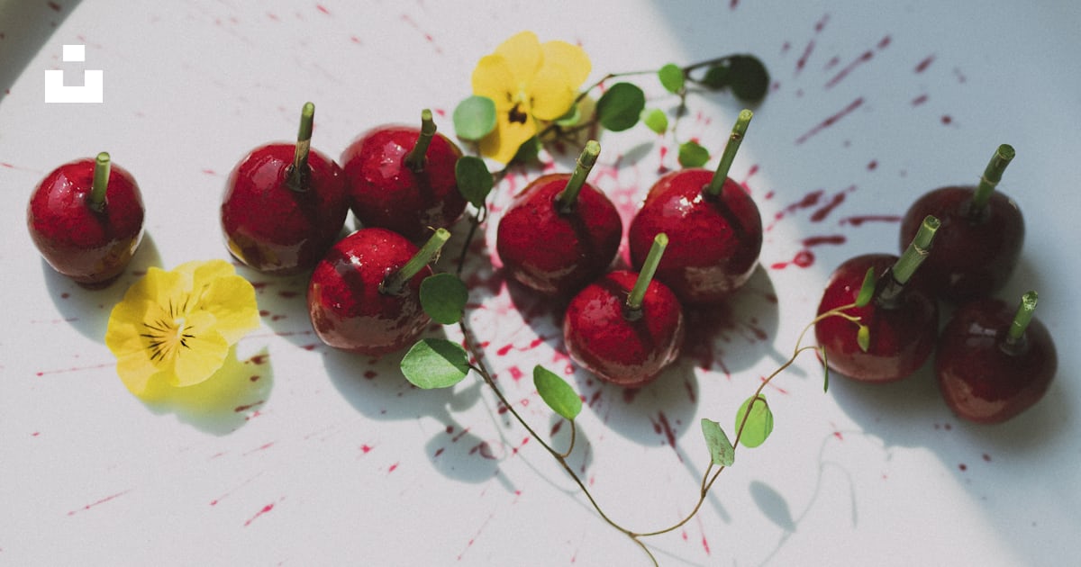 Fruits rouges et jaunes sur assiette en céramique blanche photo – Photo ...