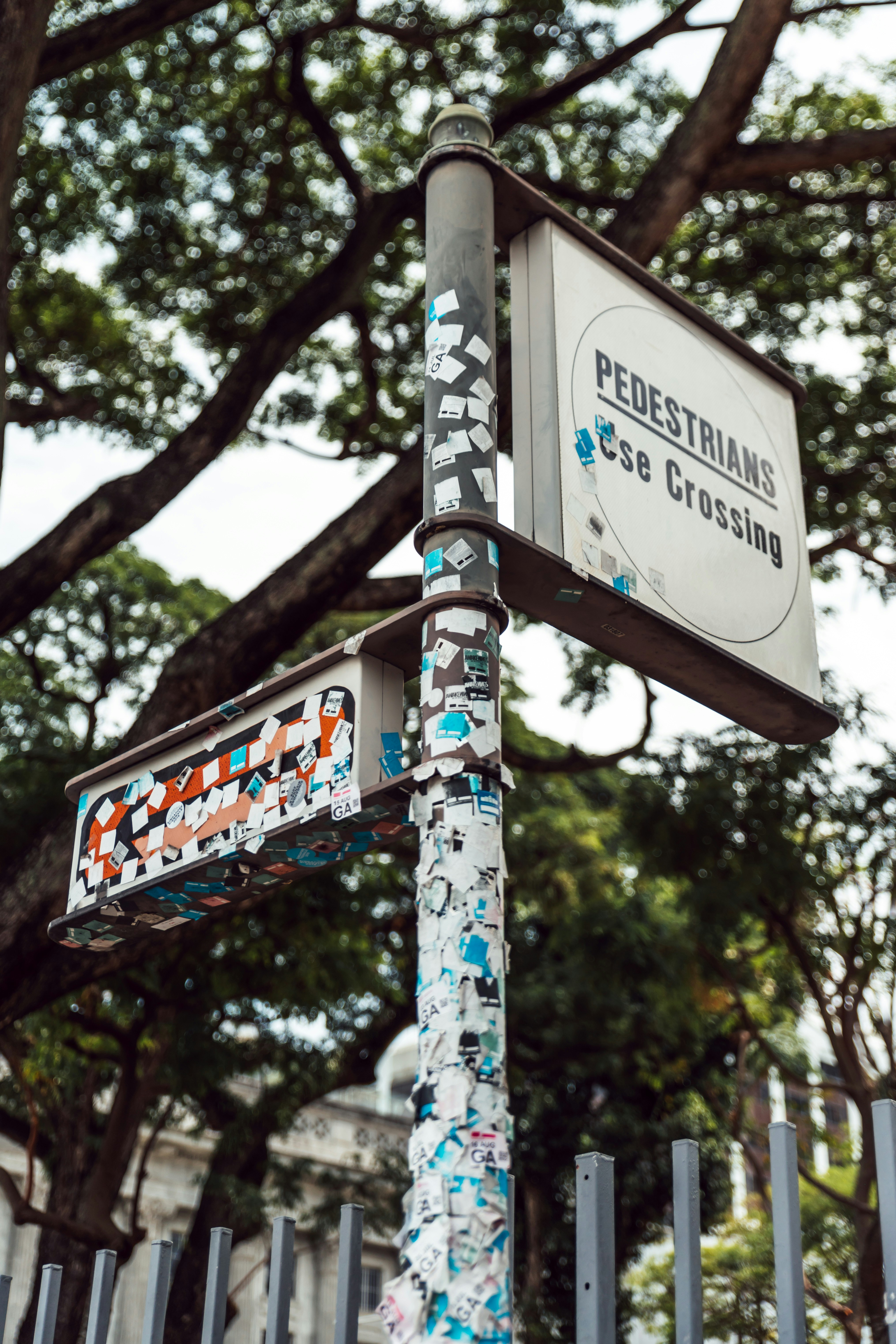 Un cartello per una stazione di polizia pubblica in un paese straniero foto  – Immagine gratis di Blu su Unsplash, image size:3000x4500