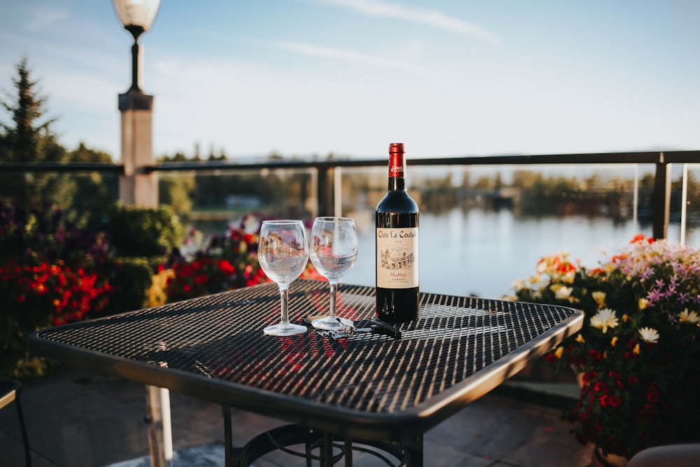 garrafa de vinho na mesa preta