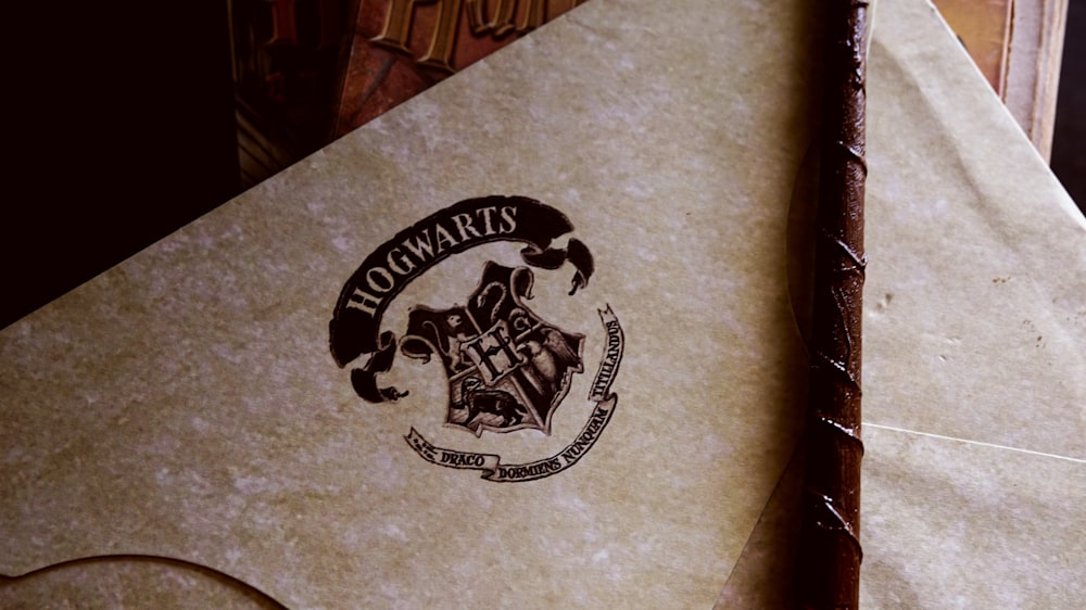 Un logo Harry Potter sur un morceau de papier