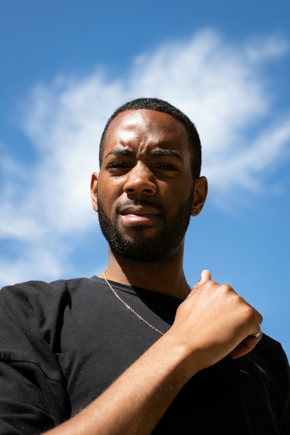 man in black crew neck shirt wearing white earbuds