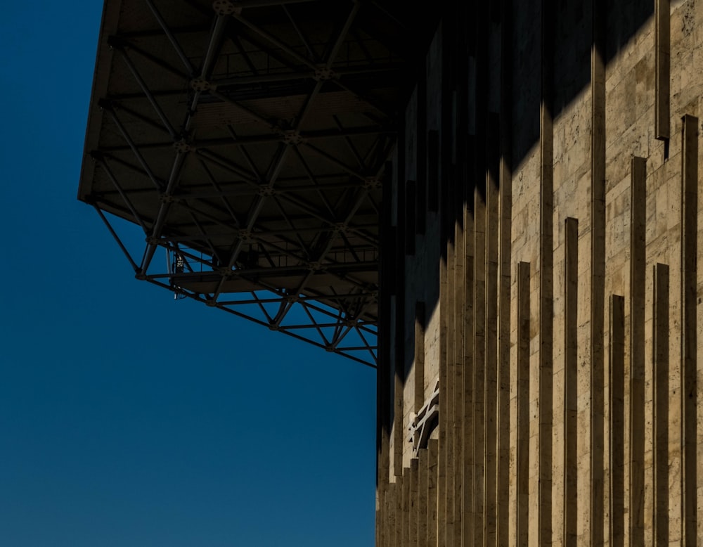 Braunes Betongebäude unter blauem Himmel tagsüber