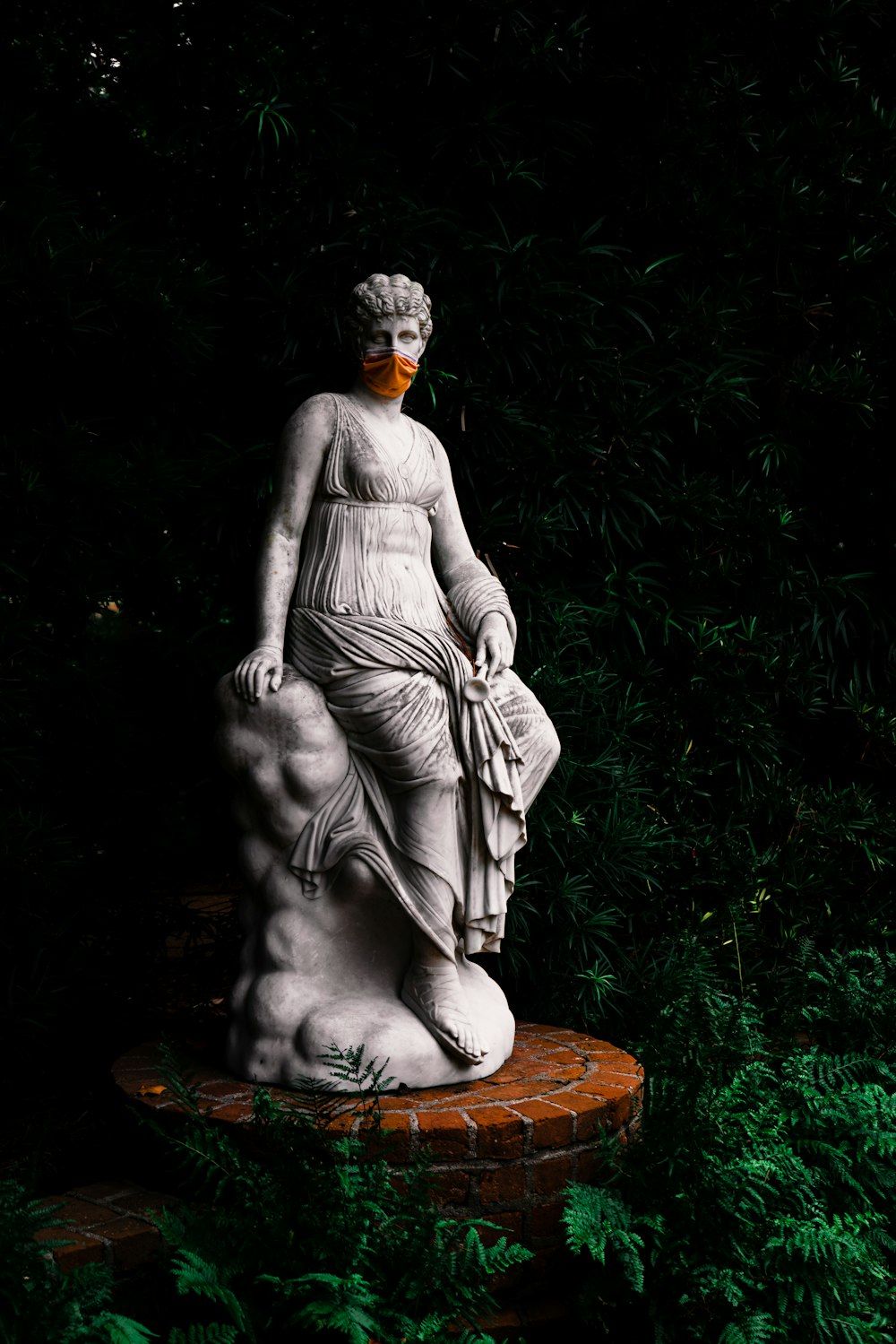 mulher na estátua do vestido na grama verde