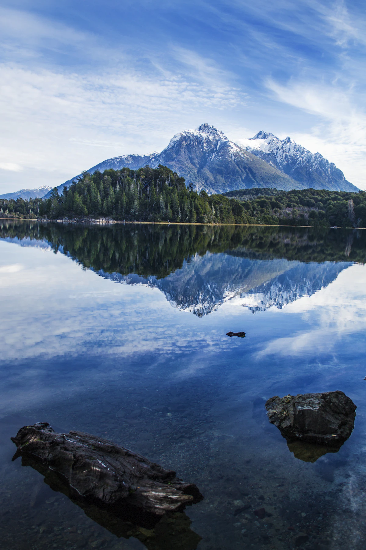 Lago e montanhas nevadas na região de Bariloche, Argentina