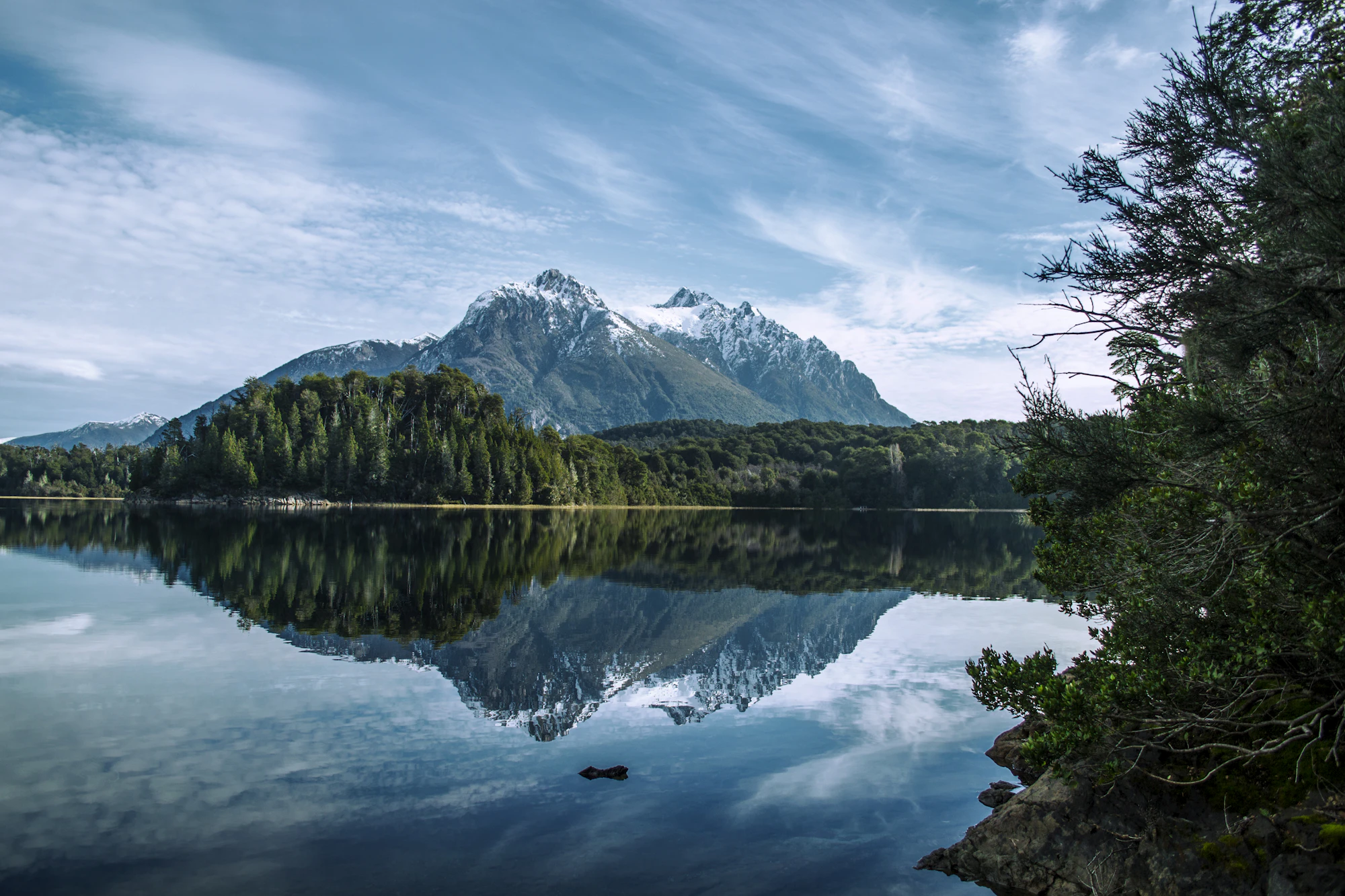 Lago, bosque y montañas en Bariloche