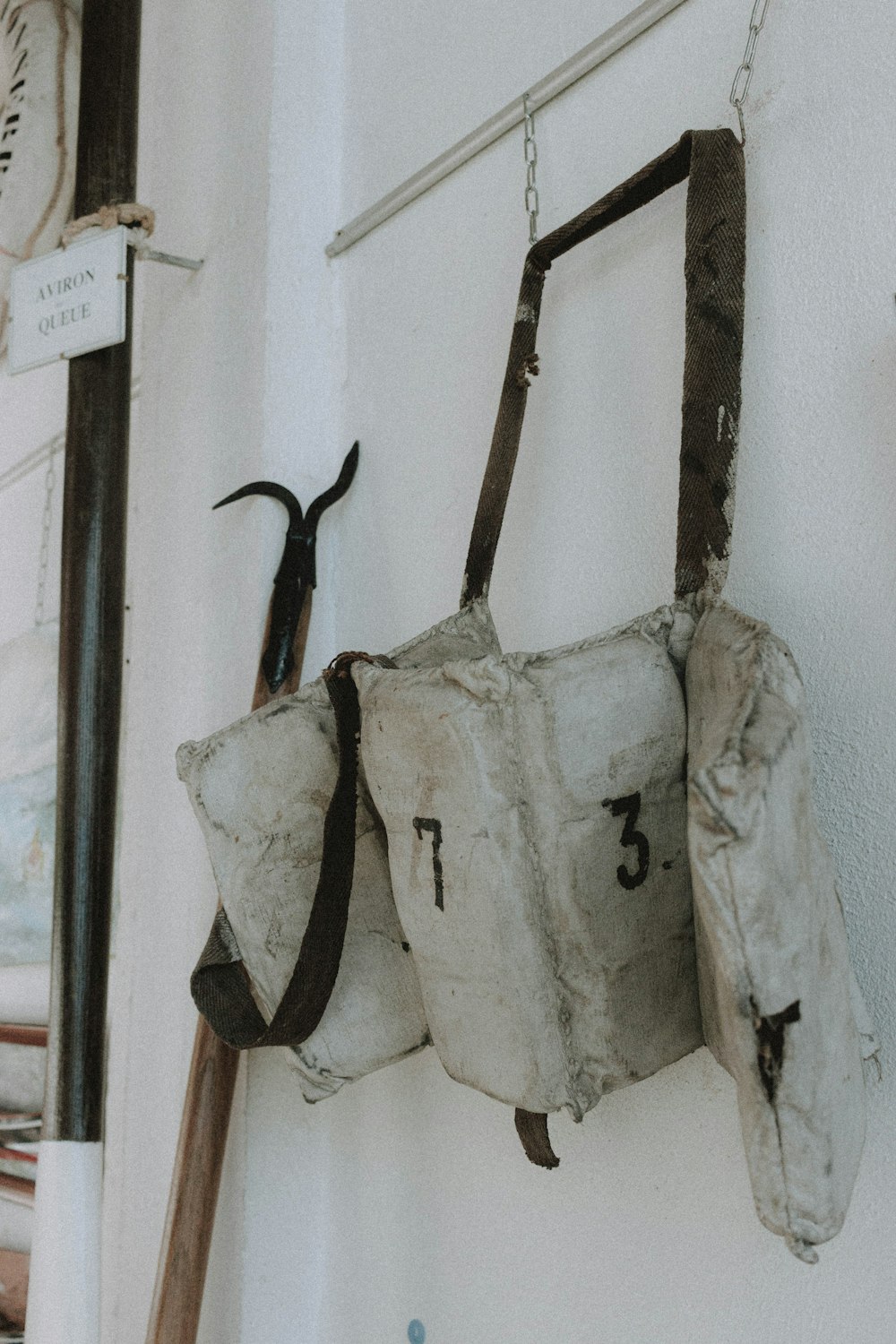 bandolera blanca y negra