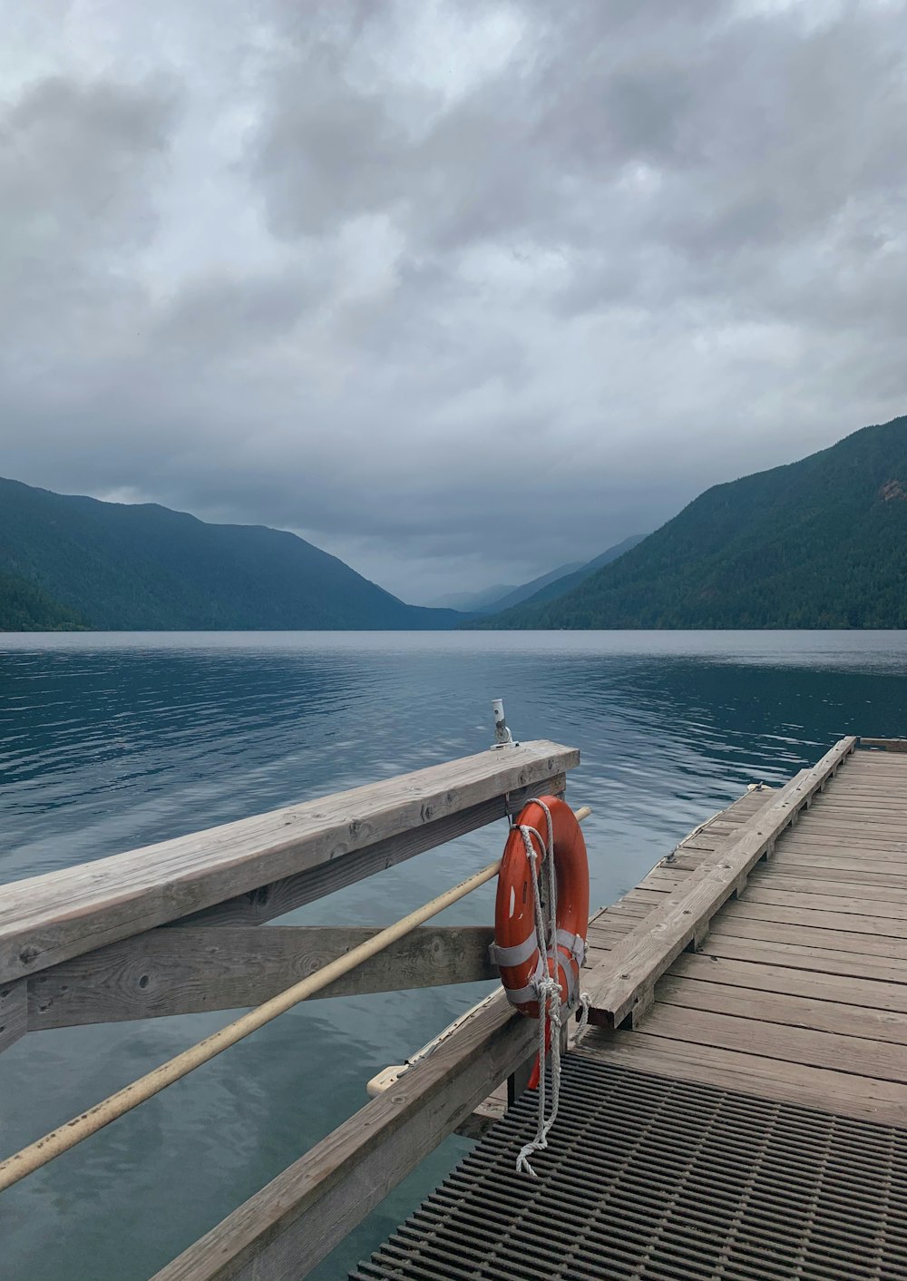 Pontile di legno marrone sul lago durante il giorno