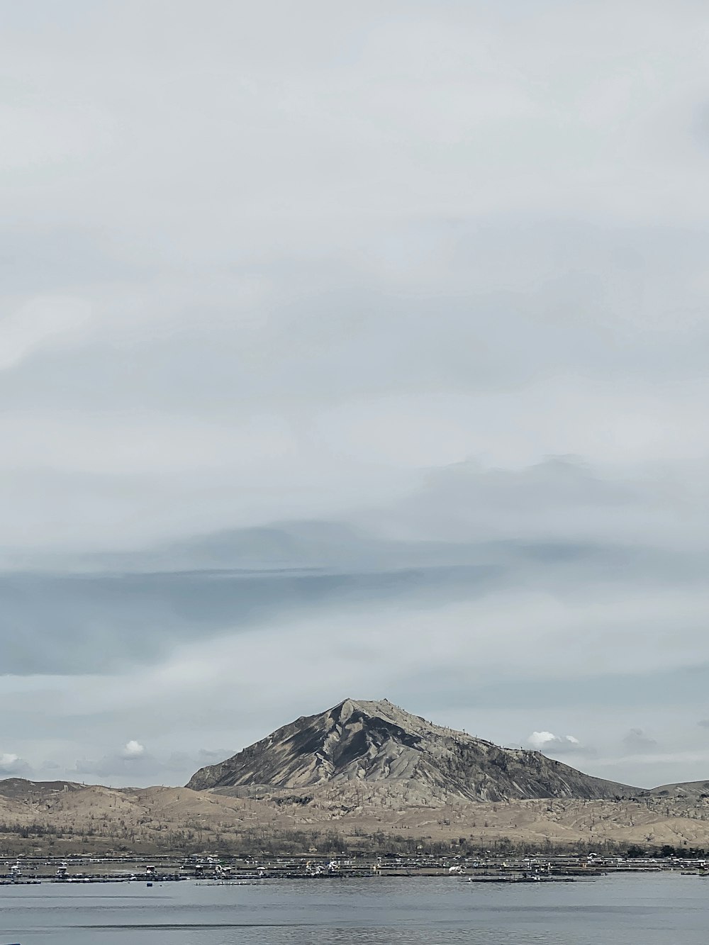 montaña gris bajo nubes blancas durante el día