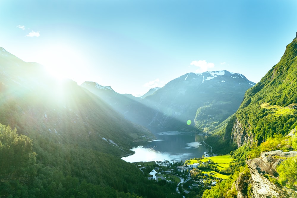 Grüne Berge unter blauem Himmel tagsüber