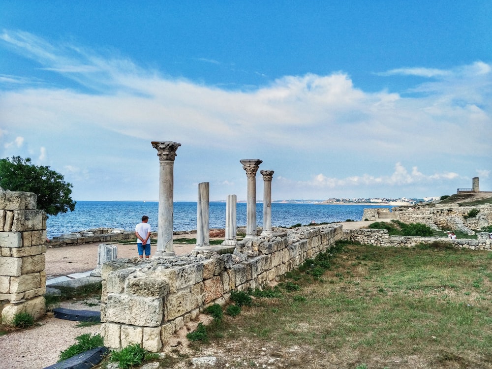 palo di cemento bianco vicino al mare durante il giorno