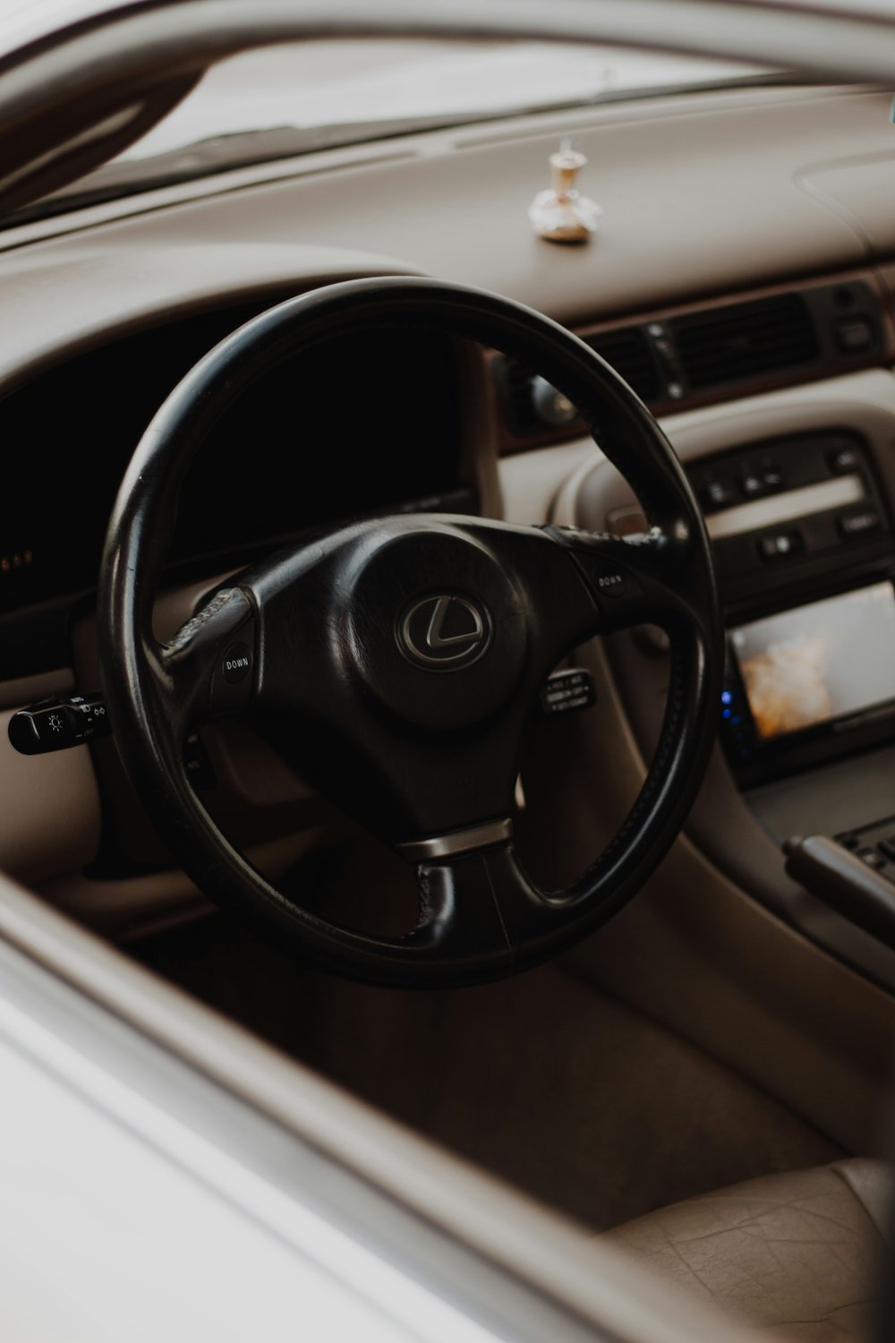 black mercedes benz steering wheel