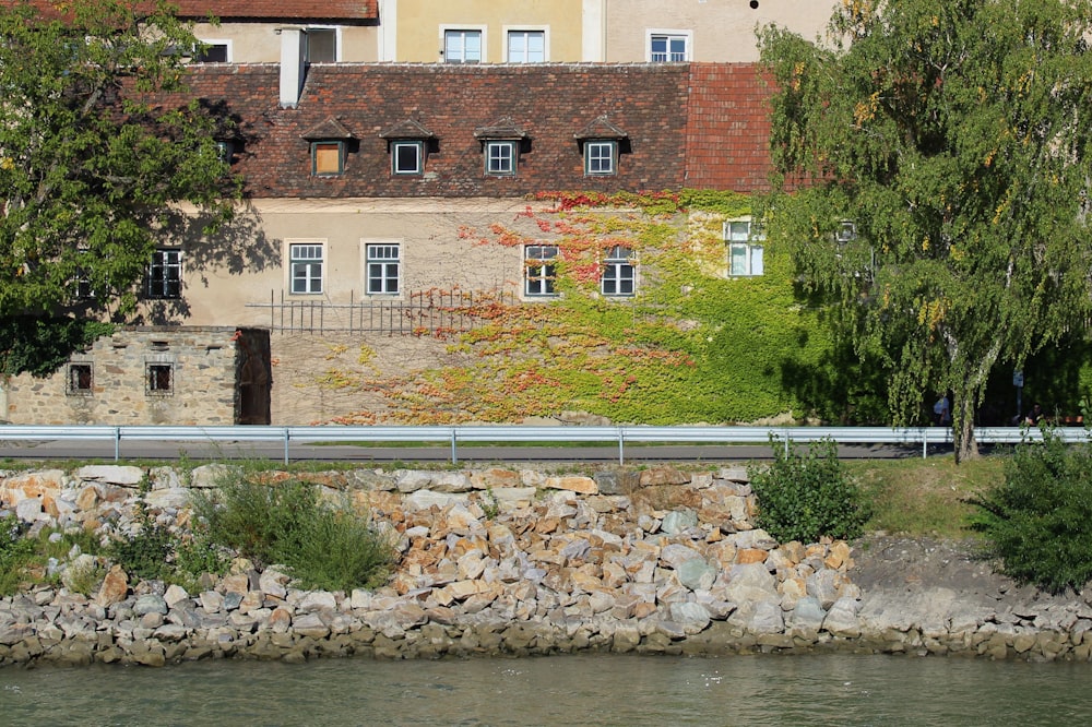 Braunes Betongebäude am Fluss tagsüber