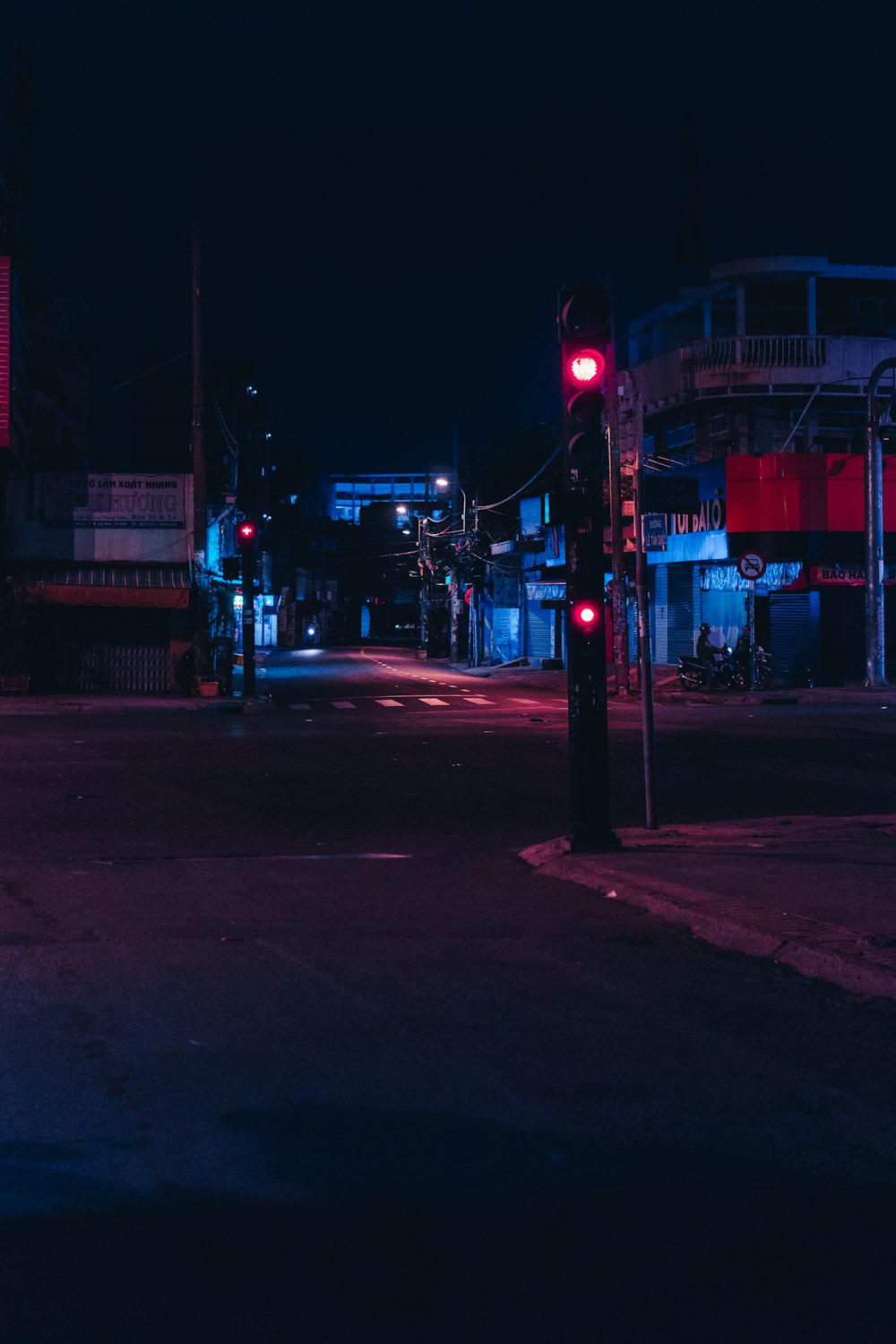 rote und weiße Straßenlaterne während der Nachtzeit