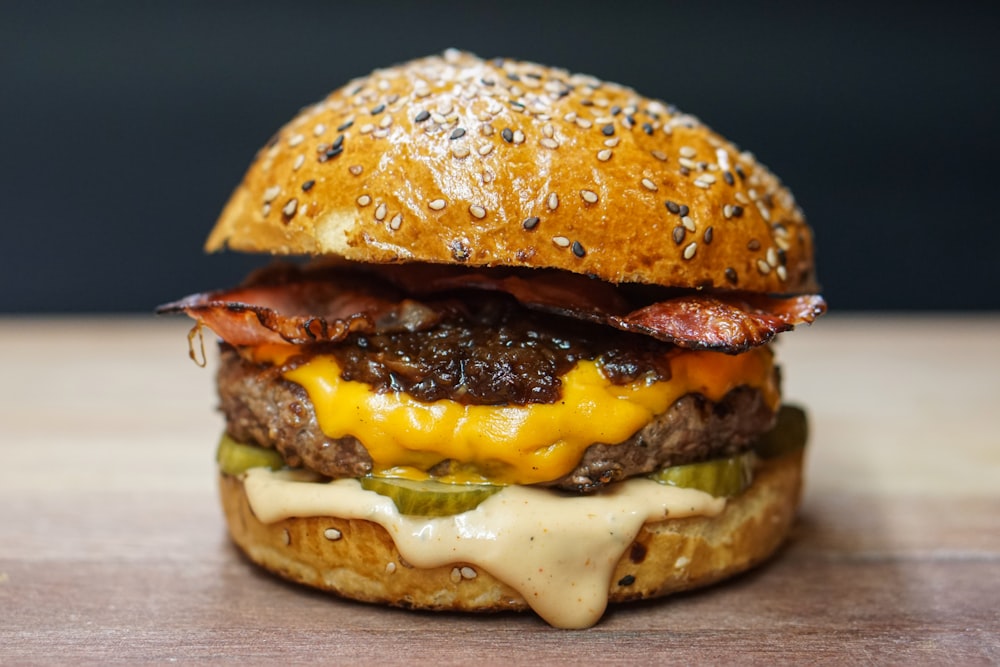 Hamburger con formaggio e lattuga