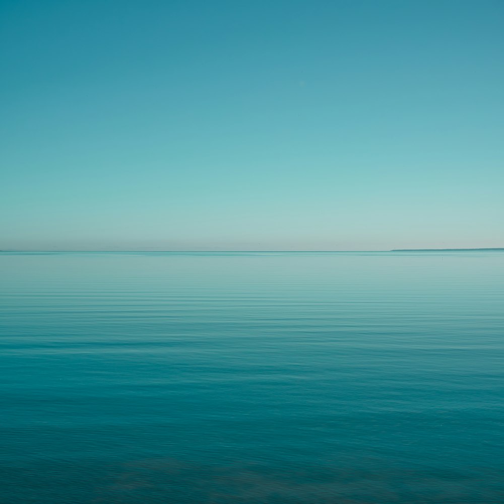 L’eau bleue de l’océan sous le ciel bleu pendant la journée