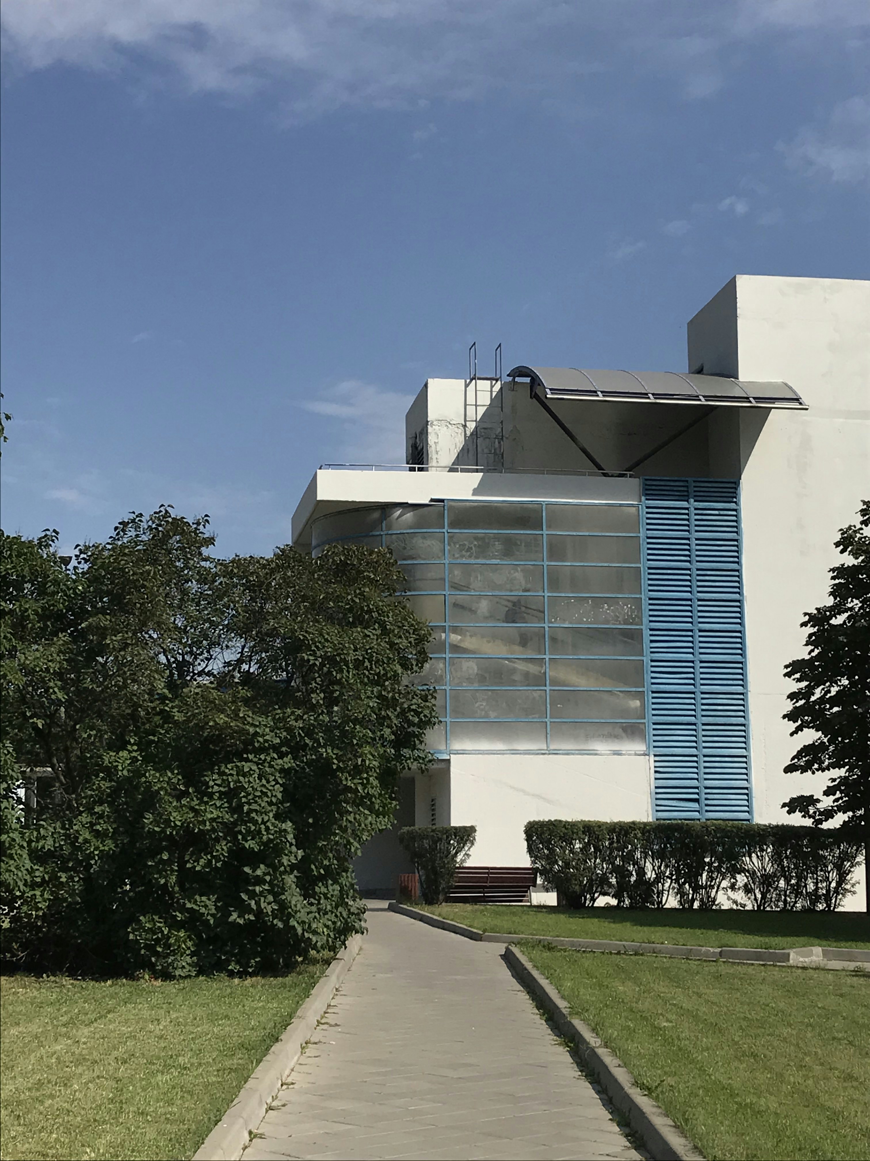 Edificio de hormigón blanco cerca de árboles verdes durante el día