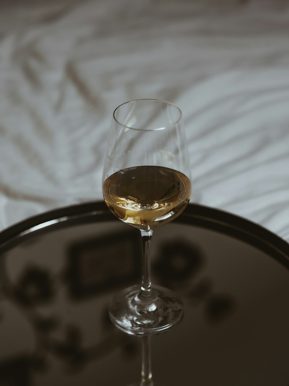 bicchiere da vino trasparente su tavolo rotondo nero