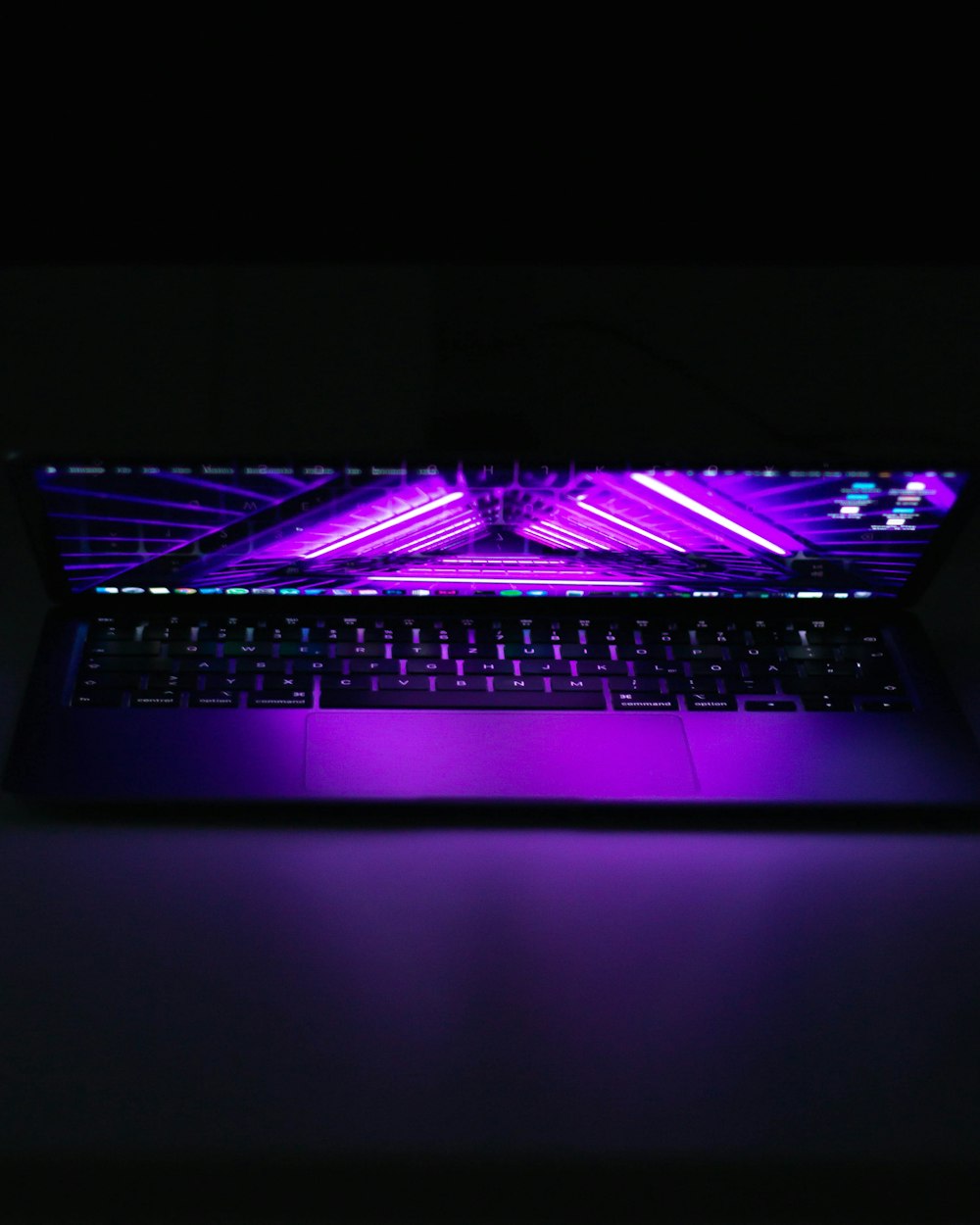 보라색과 검은 색 노트북 컴퓨터