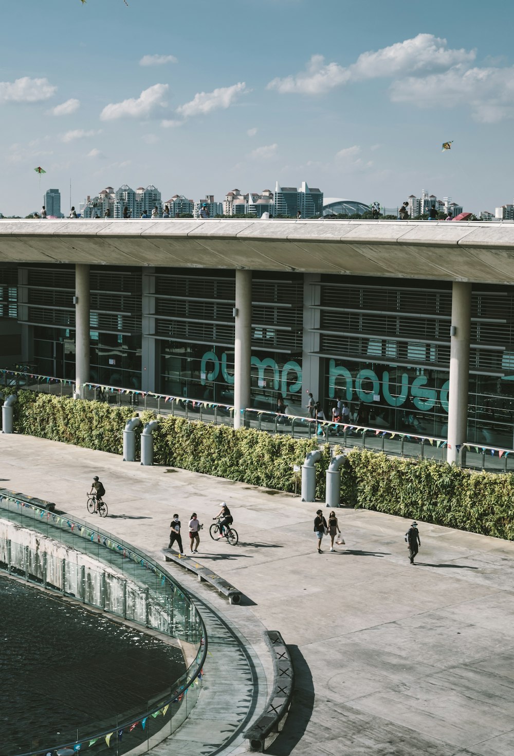 pessoas andando no parque durante o dia