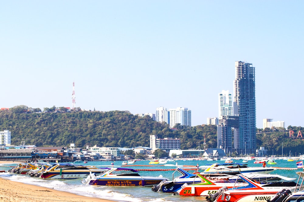 Barco rojo y negro en el agua cerca de los edificios de la ciudad durante el día