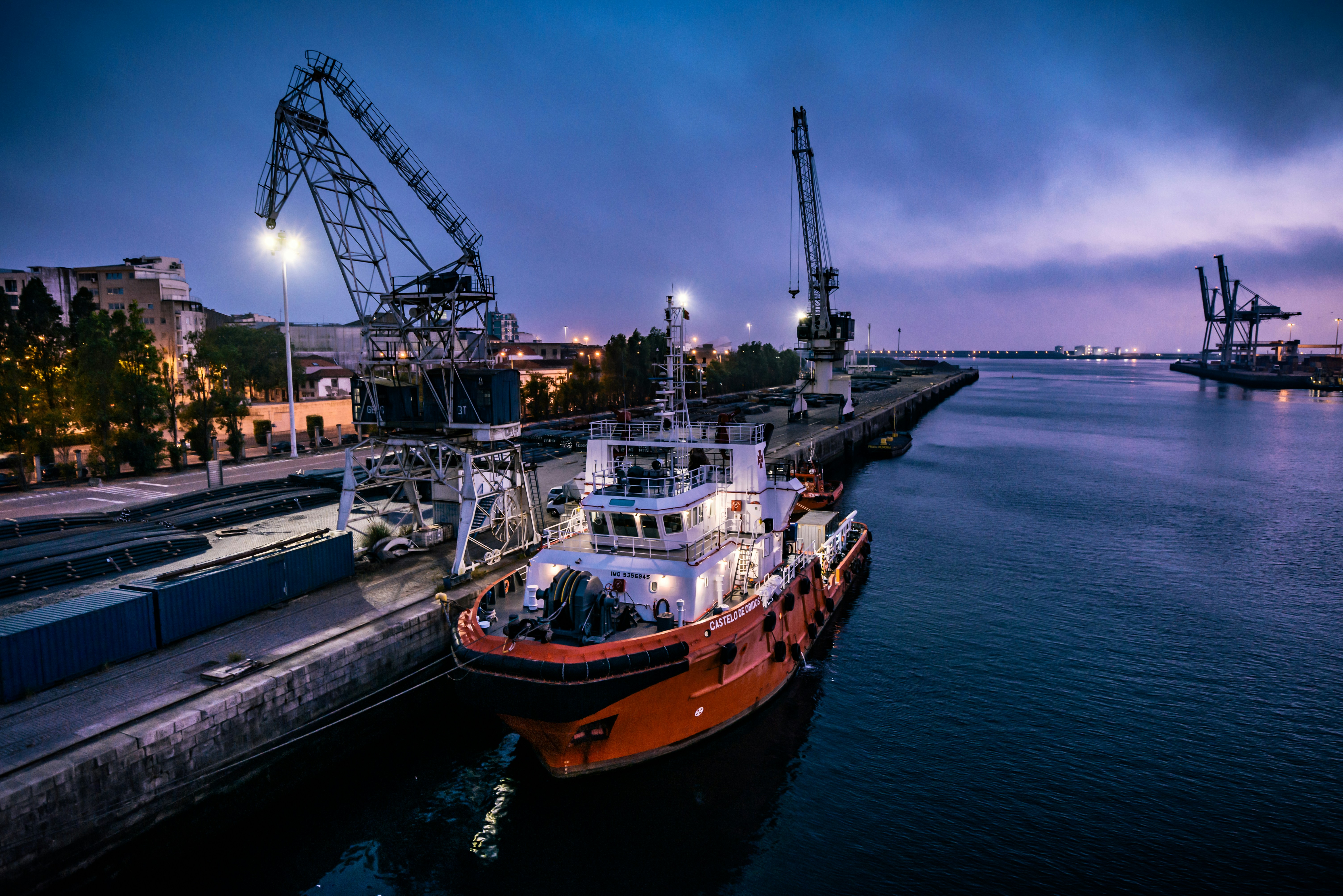 https://images.unsplash.com/photo-1598193956767-5f45a6307639?ixid=M3w2MjYzNjJ8MHwxfHNlYXJjaHw3fHxpbnRlcm5hdGlvbmFsJTIwdHJhZGV8ZW58MHwwfHx8MTc0Mzc1OTAzM3ww&ixlib=rb-4.0.3