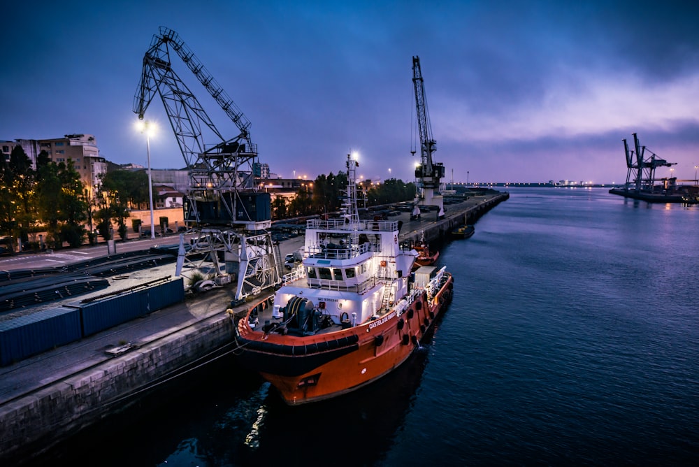 Rot-weißes Boot tagsüber am Dock