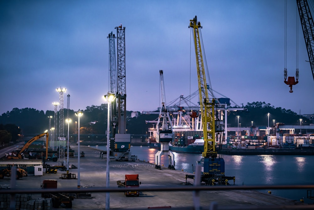 Barco blanco y azul en el muelle durante la noche