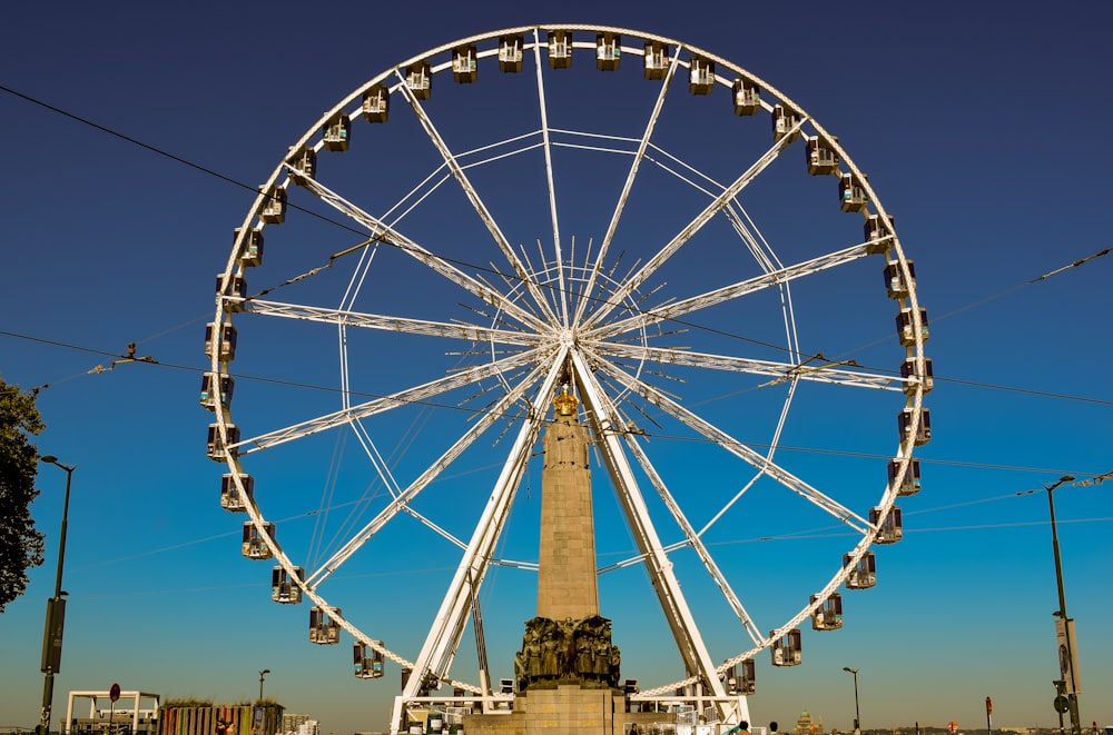 Noria blanca durante el día