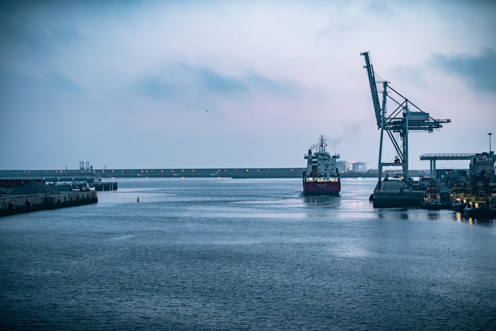 Schwarzes Schiff auf See unter weißem Himmel tagsüber