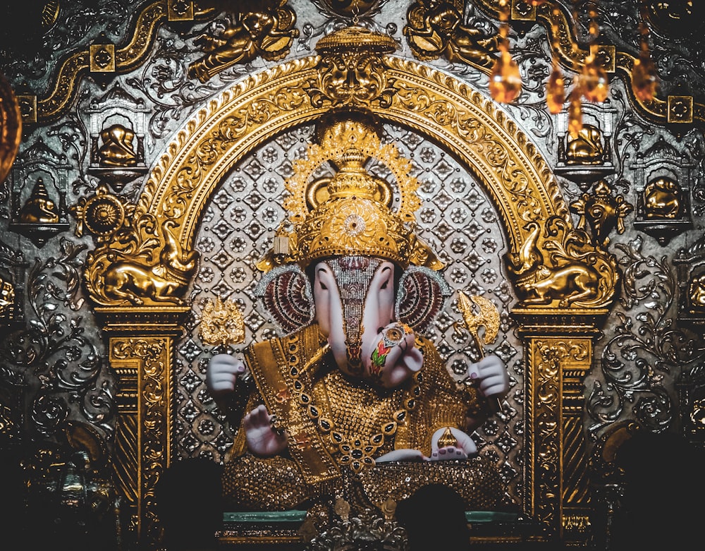 Figurine de divinité hindoue dorée et bleue